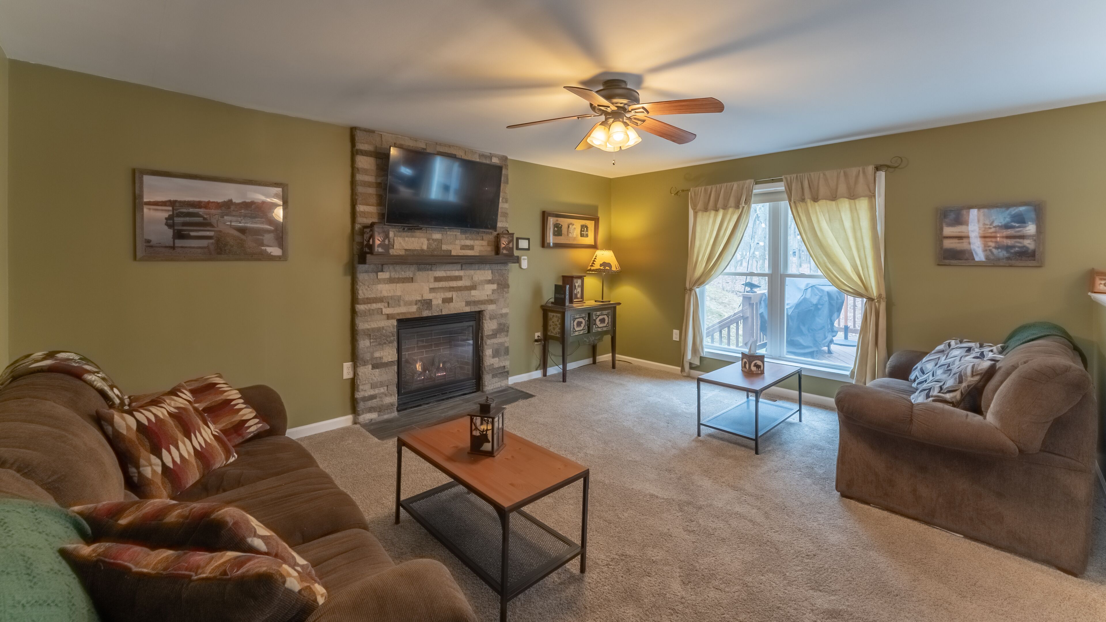 Secluded 4BR/3.5Bath Pocono Mountain Getaway! 