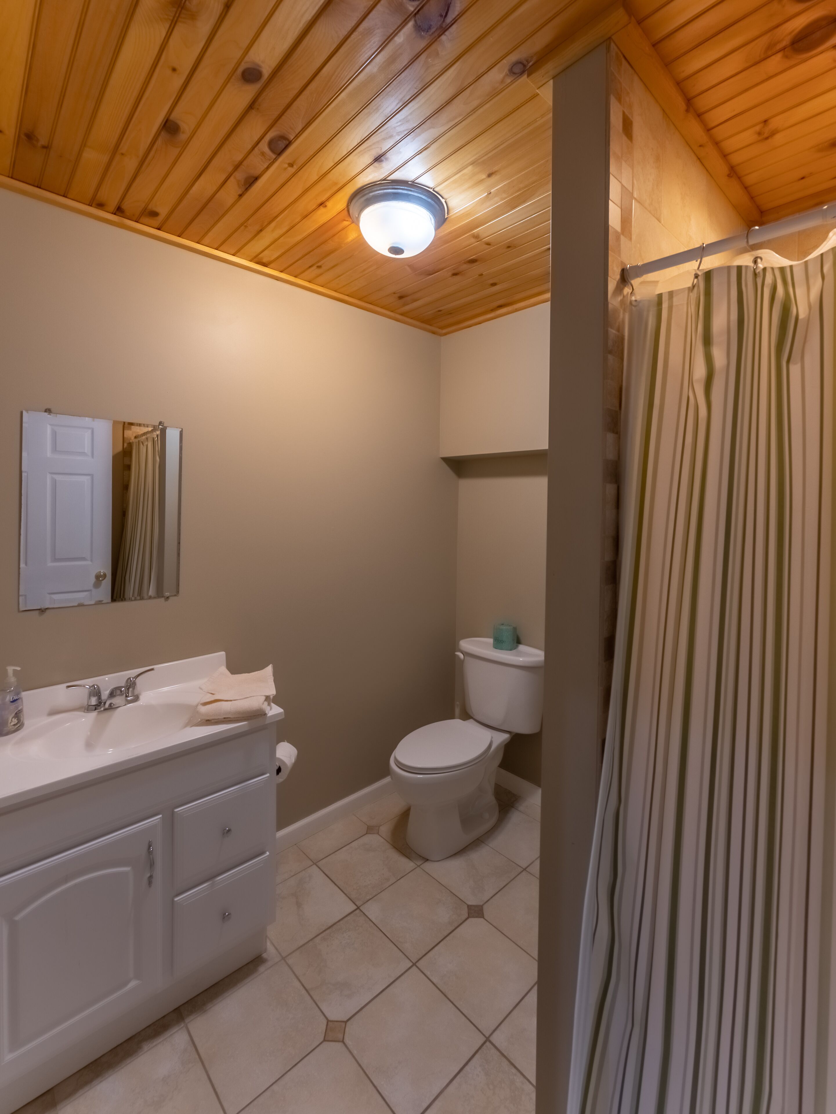 Secluded 4BR/3.5Bath Pocono Mountain Getaway! 