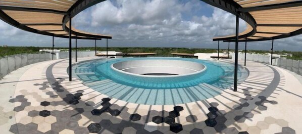 Apartamento Deluxe, 1 cama de matrimonio grande | Piscina | Una piscina al aire libre, una piscina con borde infinito