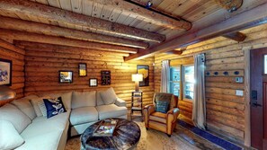 Huis, Meerdere bedden (Tahoe Donner Log Cabin) | Woonkamer | Flatscreentelevisie, een open haard en een dvd-speler