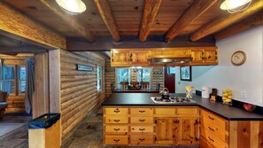 Talo, useita sänkyjä (Tahoe Donner Log Cabin) | Yksityinen keittiö | Jääkaappi, mikroaaltouuni, liesi, astianpesukone