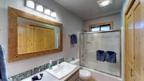 Ferienhaus, Mehrere Betten (Family Mountain Chalet) | Badezimmer | Whirlpool, Haartrockner