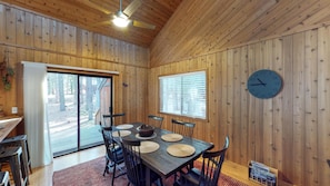 Casa, várias camas (Family Mountain Chalet) | Cozinha privada | Geladeira, micro-ondas, cooktop, lava-louças