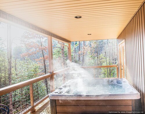 Wooded Seclusion-1 mile from Smoky Mtn National Park and Smoky Mtn Railway