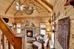 Älytelevisio, takka, DVD-soitin, videokirjasto