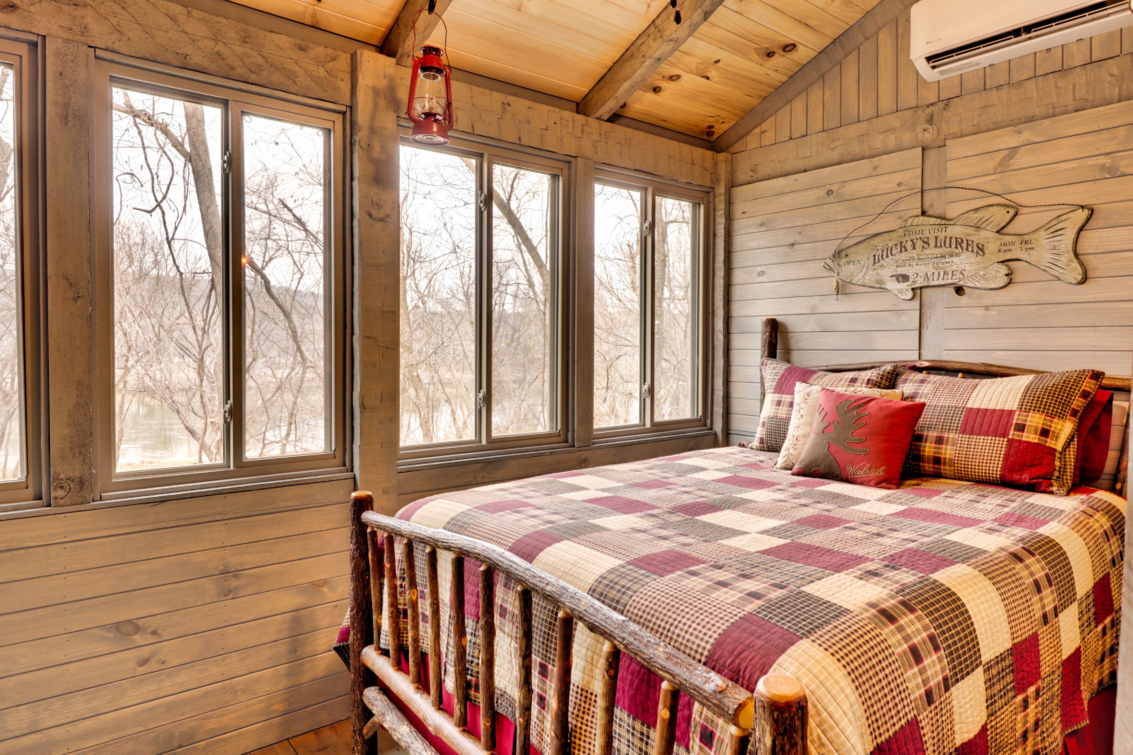 River Front Relaxing Log Cabin  Unwind-Refresh-Enjoy - Great View! 