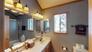 Ferienhaus, Mehrere Betten (Tahoe Donner Wooded Family Cabin) | Badezimmer
