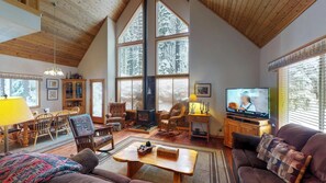 Ferienhaus, Mehrere Betten (Tahoe Donner Wooded Family Cabin) | Wohnzimmer