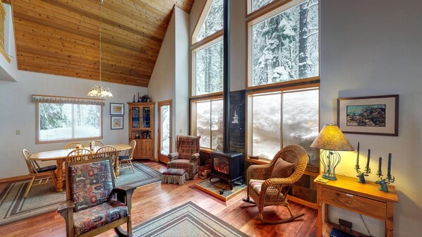 Casa, varias camas (Tahoe Donner Wooded Family Cabin) | Sala de estar | Televisión, chimenea y reproductor de DVD 