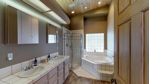 Huis, Meerdere bedden (Mountain View Tahoe Donner Family Get) | Badkamer | Een bubbelbad, een haardroger