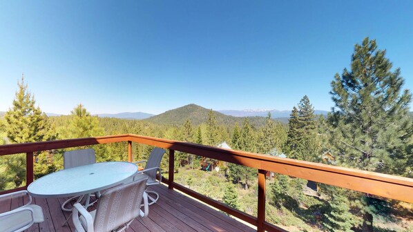 Talo, useita sänkyjä (Mountain View Tahoe Donner Family Get) | Parveke