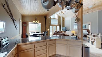 Maison, plusieurs lits (Mountain View Tahoe Donner Family Get) | Cuisine privée | Réfrigérateur, micro-ondes, plaque de cuisson, lave-vaisselle