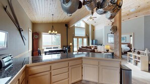 Casa, varias camas (Mountain View Tahoe Donner Family Get) | Cocina privada | Refrigerador, microondas, parrilla de estufa y lavavajillas