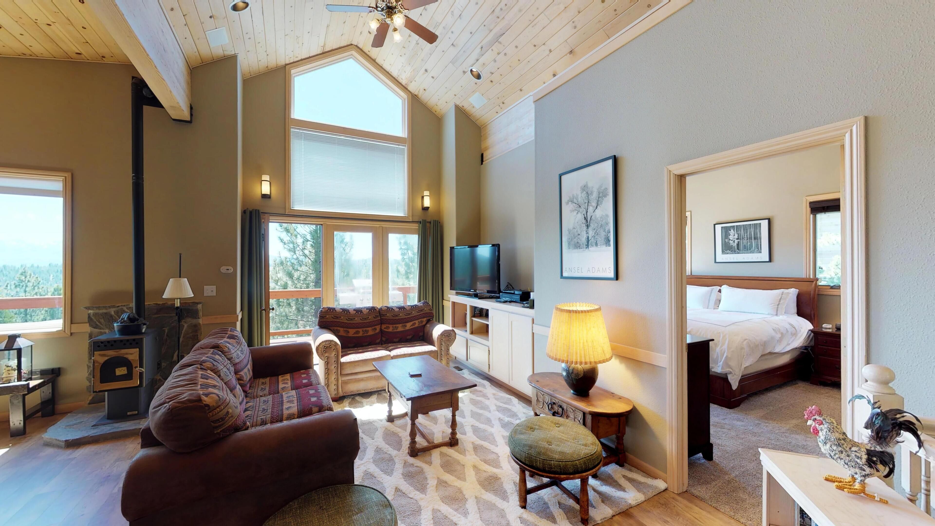 Maison, plusieurs lits (Mountain View Tahoe Donner Family Get) | Salle de séjour | Télévision, cheminée, lecteur de DVD