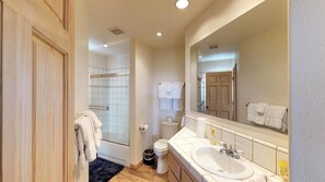 Casa, varias camas (Mountain View Tahoe Donner Family Get) | Baño | Bañera de hidromasaje y secador de pelo