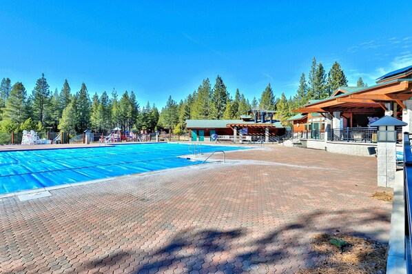 Ev, Birden Çok Yatak (Mountain View Tahoe Donner Family Get) | Havuz | Açık yüzme havuzu