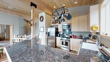 House, Multiple Beds (Mountain View Tahoe Donner Family Get) | Private kitchen