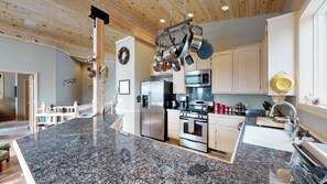 Casa, varias camas (Mountain View Tahoe Donner Family Get) | Cocina privada | Refrigerador, microondas, parrilla de estufa y lavavajillas