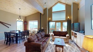 Talo, useita sänkyjä (Mountain View Tahoe Donner Family Get) | Olohuone | Televisio, takka, DVD-soitin