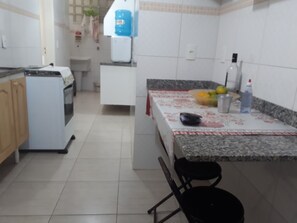 Fridge, microwave, stovetop, blender - Excellent apartment, location in Passagem, 2 minutes from Praia do Forte beach. (Passagem)