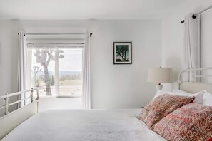 2 bedrooms, iron/ironing board, travel crib, WiFi - Joshua Tree Forest Bungalow - Views & Hot Tub (Yucca Valley)