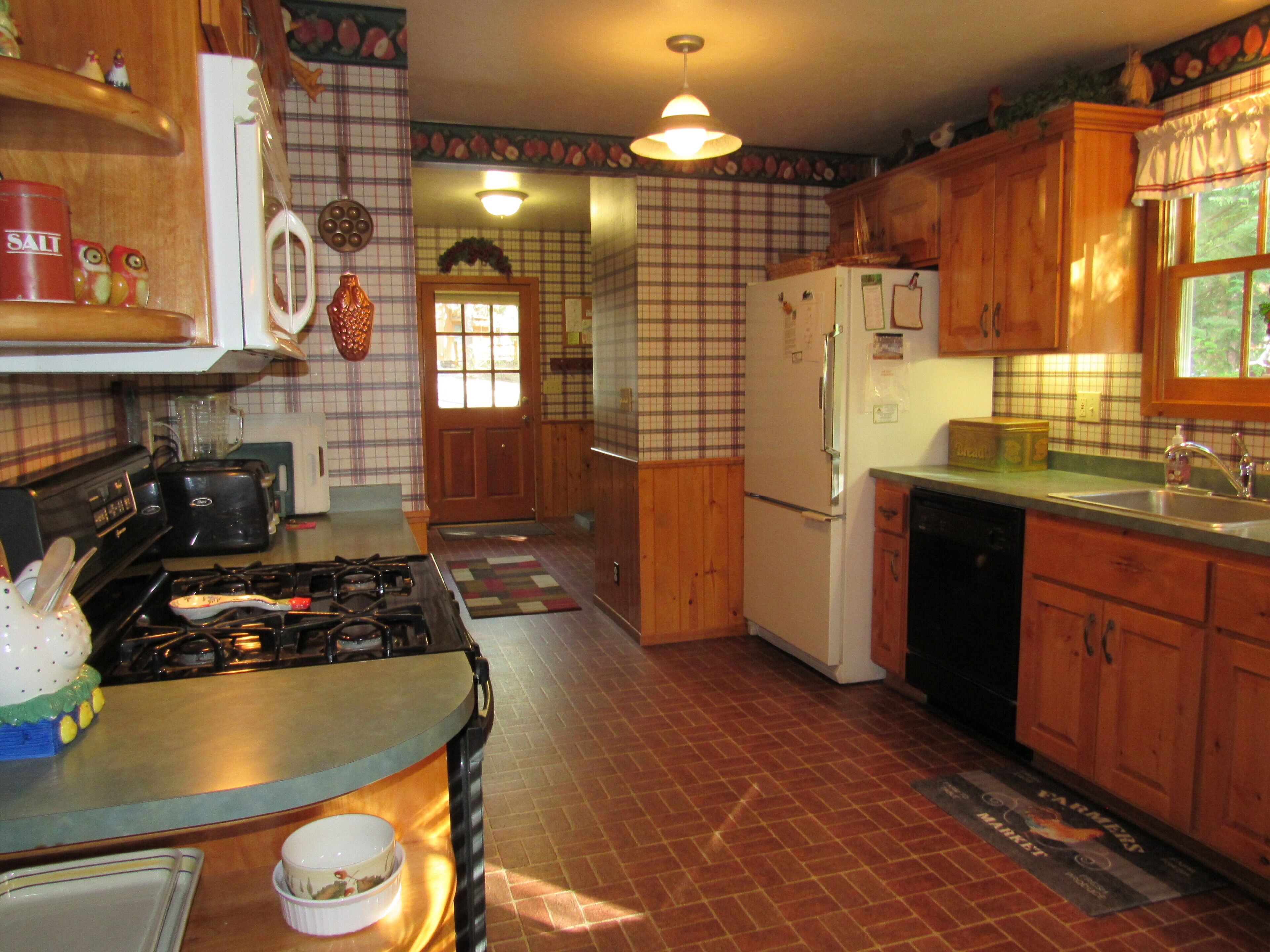 4 + 3 LAKEFRONT HOME W/BOAT DOCK & PRIVATE BEACH