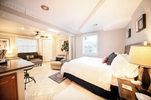 1 chambre, bureau, fer et planche à repasser, lit parapluie