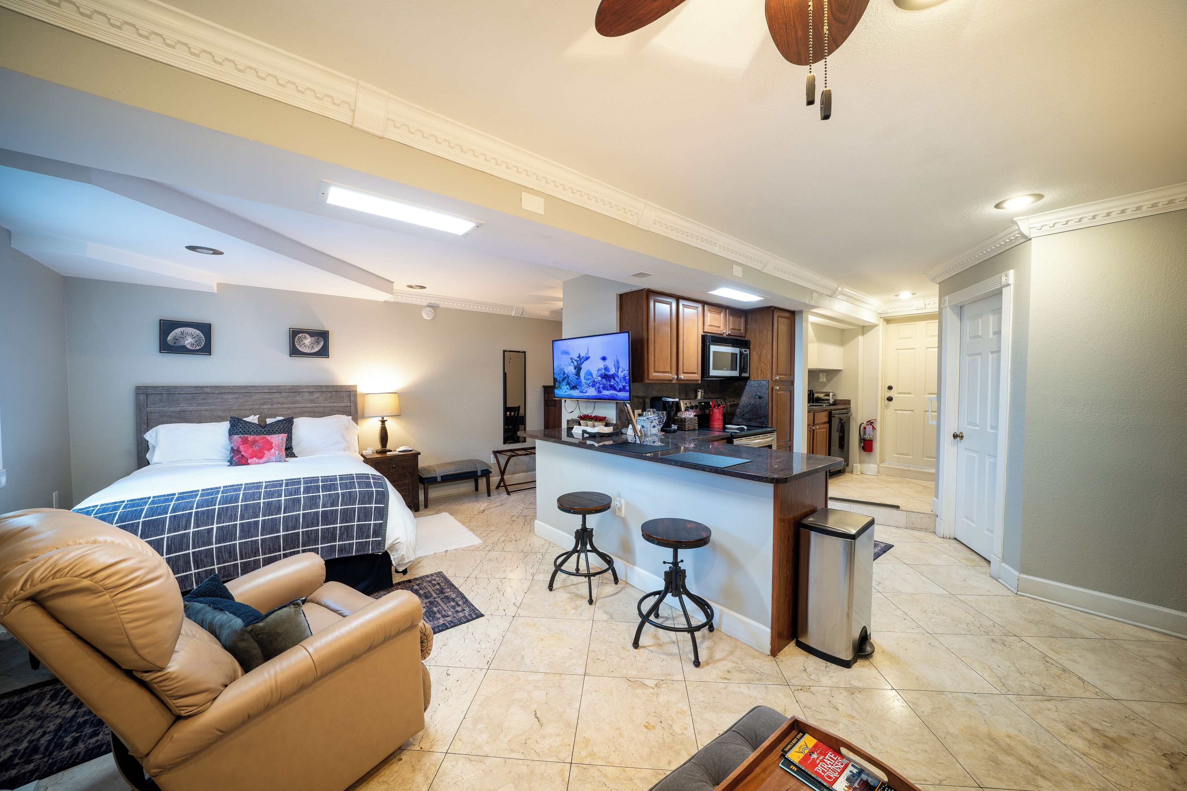 1 間睡房、書桌、熨斗/熨衫板、可攜式嬰兒床