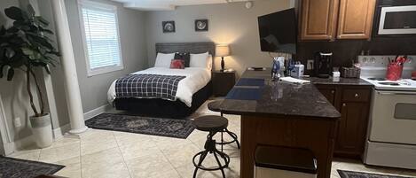 1 chambre, bureau, fer et planche à repasser, lit parapluie