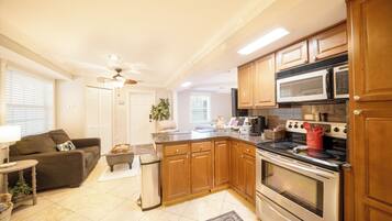 Full-sized fridge, microwave, oven, stovetop