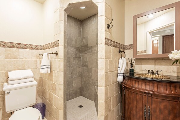 Douche, sèche-cheveux, serviettes fournies, savon