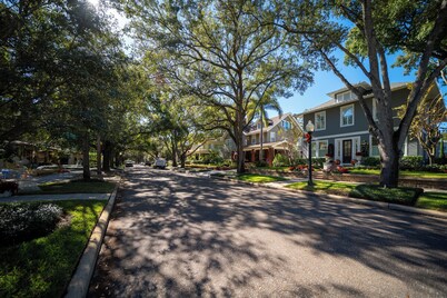 HISTORIC HYDE PARK! STEPS TO BAYSHORE, UT, RIVERWALK- 5 STARS!