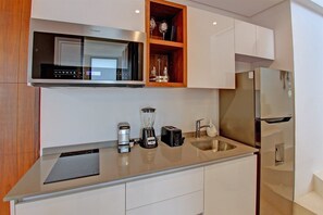Deluxe Penthouse, 1 King Bed | Private kitchen