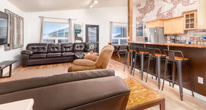 Sauna - Heated Garage - Great Location - Mountain Views - Quiet Neighborhood