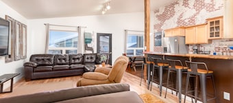 Sauna - Heated Garage - Great Location - Mountain Views - Quiet Neighborhood