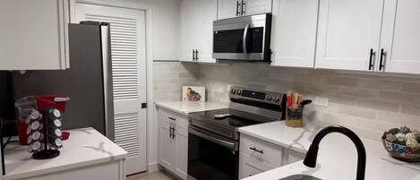 Geladeira, micro-ondas, fogão, cooktop