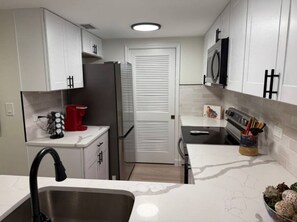 Kjøleskap, mikrobølgeovn, ovn og kokeplater