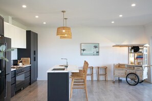 Réfrigérateur, micro-ondes, four, plaque de cuisson