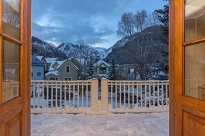 House, 5 Bedrooms | Balcony