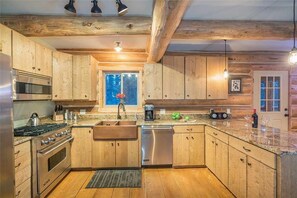 House, 2 Queen Beds (FOX FARM RETREAT) | Private kitchen | Fridge, microwave, stovetop, dishwasher - FOX Farm Retreat (Telluride)