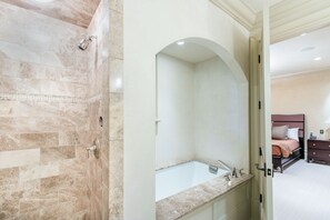 Rumah, Beberapa Tempat Tidur | Kamar mandi | Bathtub dengan aliran air, pengering rambut, dan handuk