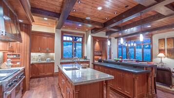 House, Multiple Beds | Private kitchen | Fridge, microwave, oven, stovetop