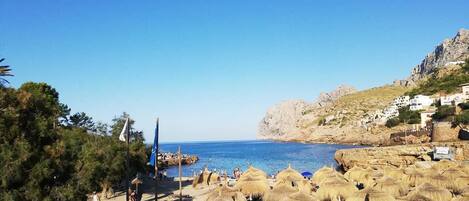 Vlak bij het strand, ligstoelen aan het strand