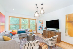 Casa, 6 habitaciones | Sala de estar | Televisión de pantalla plana de 42 pulgadas con canales digitales