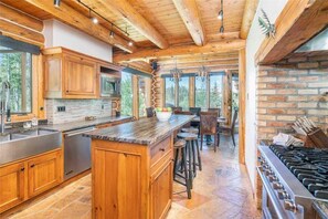 House, Multiple Beds (SLOPESIDE LODGE) | Private kitchen