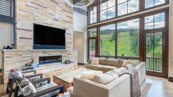 Condo, Berbilang Katil (TELEMARK TOWER) | Ruang tamu | TV skrin rata, pendiangan, pejabat