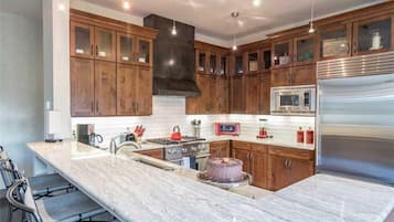 Apartment, Multiple Beds (CASSIDY RIDGE C301- FAWNS LEAP) | Private kitchen | Fridge, microwave, stovetop, dishwasher