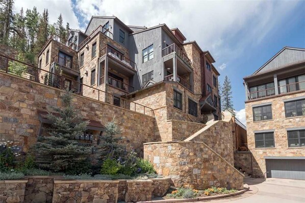 Apartment, Multiple Beds (CASSIDY RIDGE C301- FAWNS LEAP) | Exterior