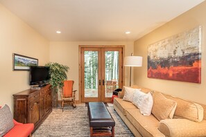 House, 4 Bedrooms | Living room | 42-inch flat-screen TV with digital channels, TV - Palmyra Pines by Exceptional Stays (Telluride)
