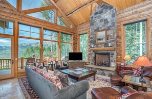 House, 4 Bedrooms | Living room